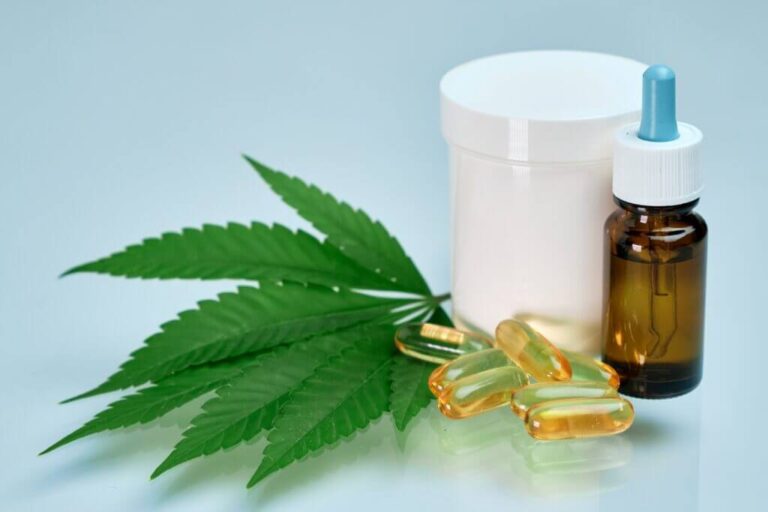CBD-Öl Flasche mit Kapseln und Behälter