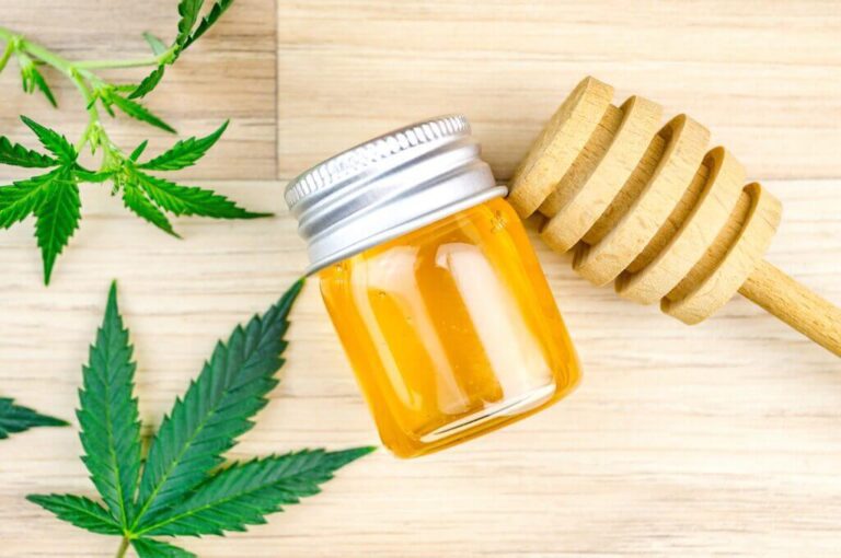 CBD-Honig von oben mit Hanfblüten