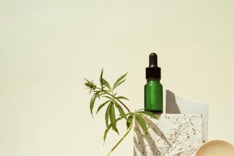 CBD-Öl auf hellem Hintegrund