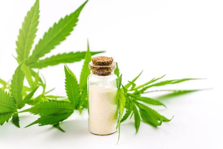 CBD-Isolat in Fläschen mit Hanfblättern
