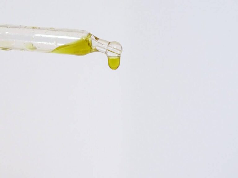 Pipette mit CBD-Öl